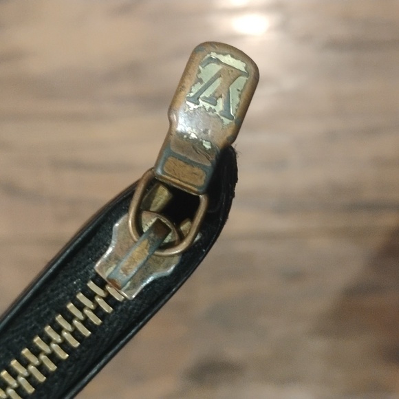 Authentic Louis Vuitton Black Epi Leather Coin Wallet - Picture 3 of 6